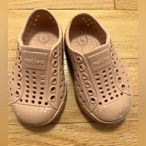 Toddler Native Jefferson Rubber Shoe chameleon pink
Splash pad shoe